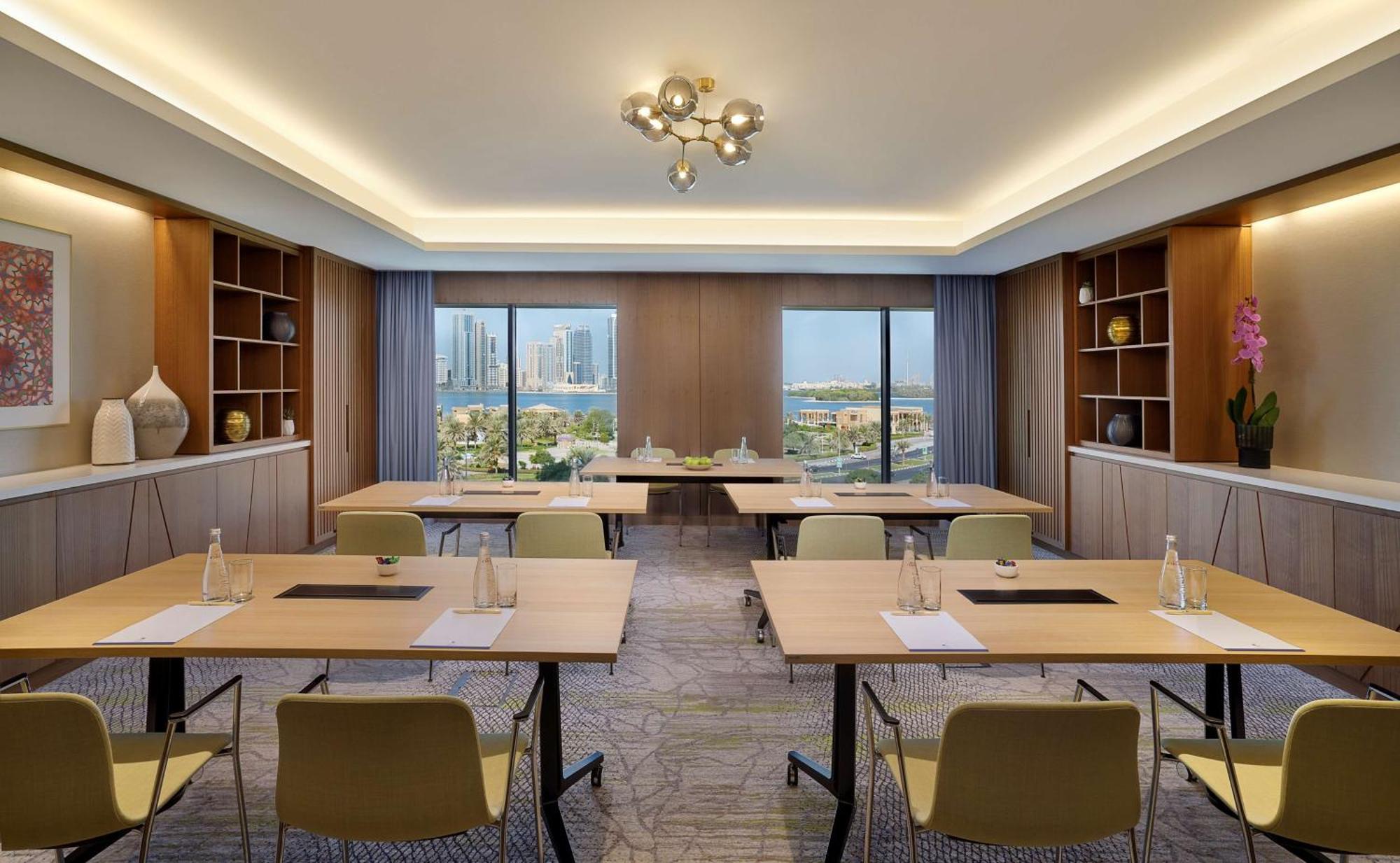 Doubletree By Hilton Sharjah Waterfront Hotel And Residences Экстерьер фото